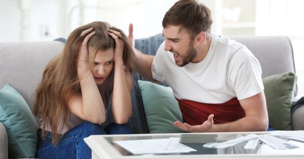 כשהבית נסדק מצעקות מה ניתן לעשות כשבעל מקלל ומאיים